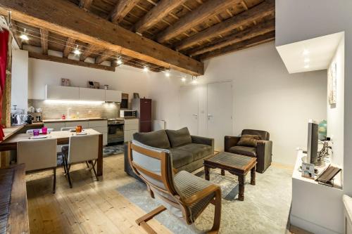 un salon avec un canapé et une table dans l'établissement Appartement 2 Chambres au Cœur du Vieux Lyon AIL, à Lyon
