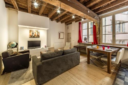 un salon avec un canapé et une table dans l'établissement Appartement 2 Chambres au Cœur du Vieux Lyon AIL, à Lyon