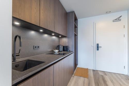 Kuchyň nebo kuchyňský kout v ubytování Hlemmur Suites