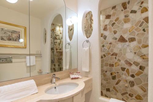 Un baño de Hotel Forum