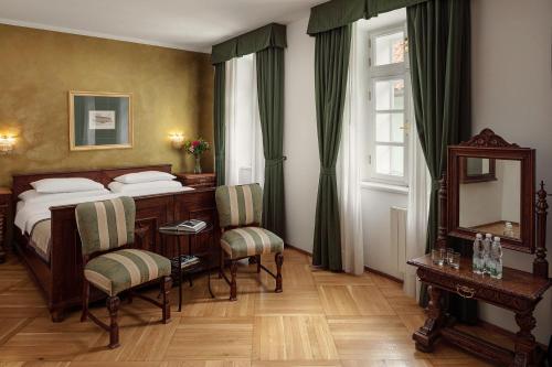 Postel nebo postele na pokoji v ubytování Hotel Roma Prague