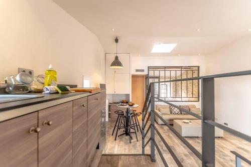 une cuisine avec un comptoir et un salon dans l'établissement Loft Allard l Harbour Views l Shellter Rentals, à Saint-Tropez