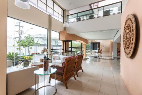 ニテロイにあるSurpreenda-se em Camboinhas! Piscina e Confortoのソファとテーブルのあるリビングルーム