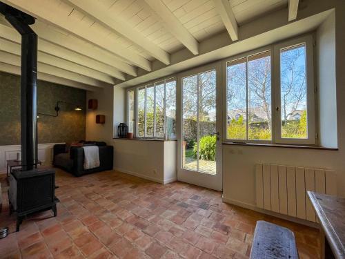 - un salon avec une cuisinière et des fenêtres dans l'établissement Ty Cosy-Charme et Confort au Coeur de la Bretagne, à Plouézec