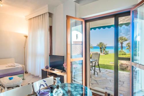 Giường trong phòng chung tại Blue Heaven Home by halu! Villas