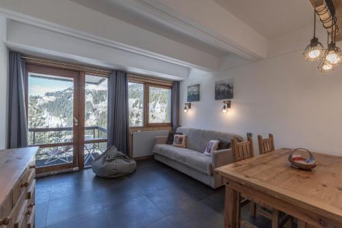 un salon avec un canapé et une table dans l'établissement Flaine Appt H3, à Arâches-la-Frasse