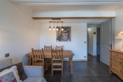 une salle à manger et un salon avec une table et des chaises dans l'établissement Flaine Appt H3, à Arâches-la-Frasse
