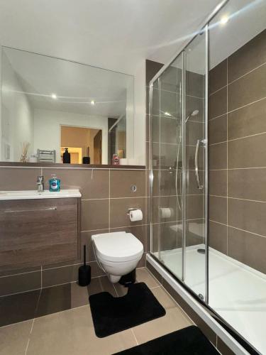Ένα μπάνιο στο Sleep 9 20 mins from London Waterloo BP172