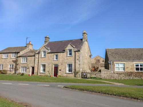 an old stone house on the side of a road at South View in Leyburn