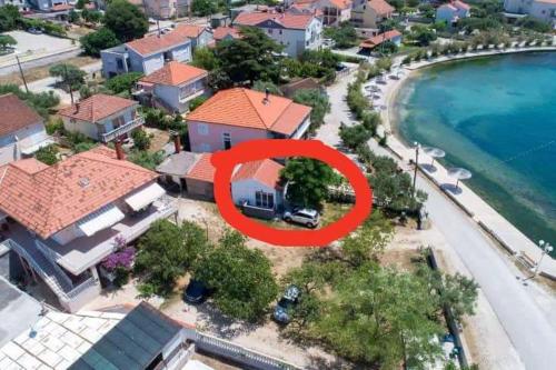 Sunny apartment Leonela by the sea