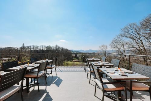 a row of tables and chairs on a patio at Bed & Breakfast alle Cantine in Salorino