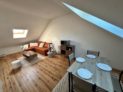 ein Wohnzimmer mit Tisch und Couch in der Unterkunft Studio cosy gare de St-Pierre-Des-Corps in Saint-Pierre-des-Corps