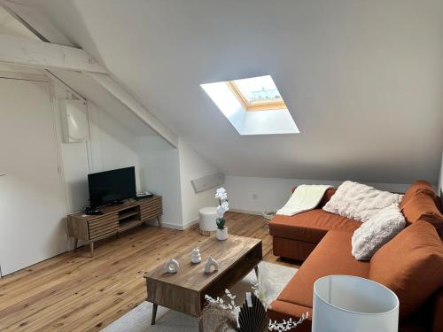 un salon avec un canapé et une télévision dans l'établissement Studio cosy gare de St-Pierre-Des-Corps, à Saint-Pierre-des-Corps