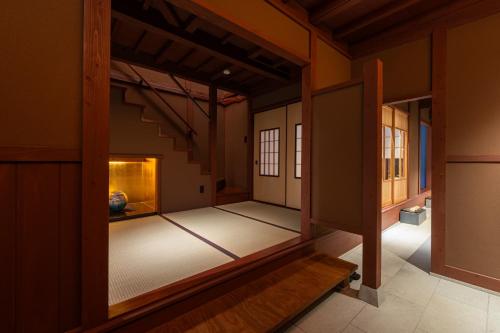 una habitación vacía con una puerta abierta en una casa japonesa en Kotone, en Kanazawa