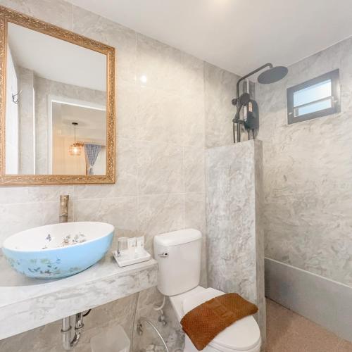 a bathroom with a sink and a toilet and a tub at JB Home Bangkok - Victory monument in Bangkok