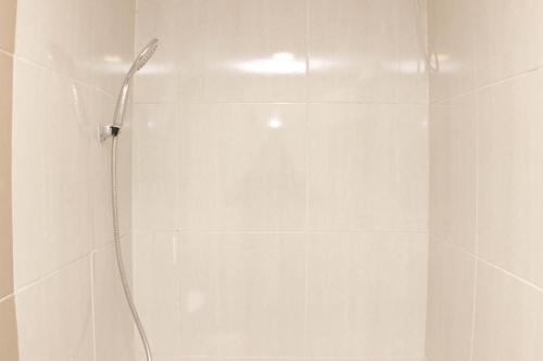 Ένα μπάνιο στο Minimalist and Cozy 3BR at Meikarta Apartment By Travelio