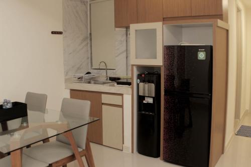 Η κουζίνα ή μικρή κουζίνα στο Minimalist and Cozy 3BR at Meikarta Apartment By Travelio