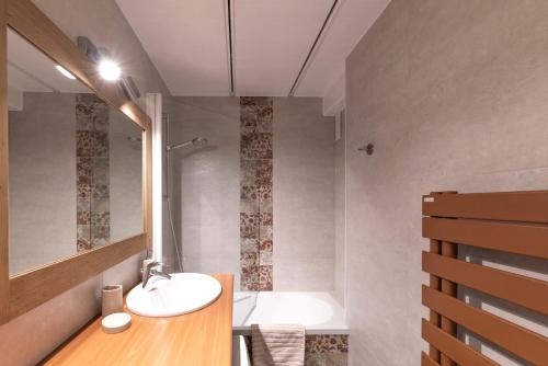une salle de bain avec un lavabo et un miroir dans l'établissement Appartements Flaine - 4p, à Arâches-la-Frasse
