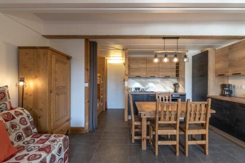 une cuisine et une salle à manger avec une table et des chaises dans l'établissement Appartements Flaine - 4p, à Arâches-la-Frasse