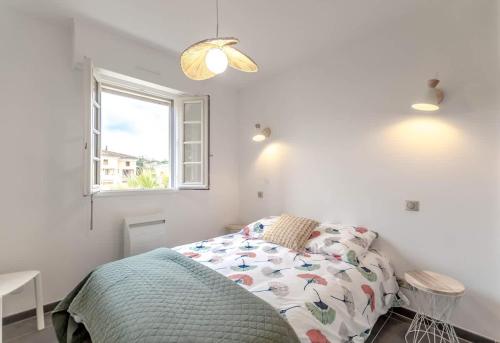 une chambre avec un lit et une fenêtre dans l'établissement Le Clos l Pool & Balcony l Shellter Rentals, à Saint-Tropez