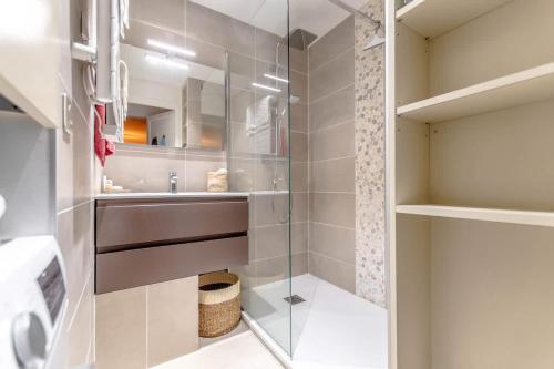 une salle de bain avec un lavabo et une douche en verre dans l'établissement Le Clos l Pool & Balcony l Shellter Rentals, à Saint-Tropez