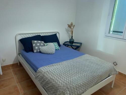 une chambre avec un lit avec des draps et des oreillers bleus dans l'établissement Villa Chilensis 5 min from Aix south east France with private pool, à Aix-en-Provence