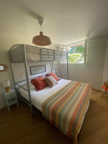 - une chambre avec des lits superposés et des oreillers rouges dans l'établissement Villa Provençale 4 étoiles - Piscine & Jardin Zen, à Sainte-Maxime