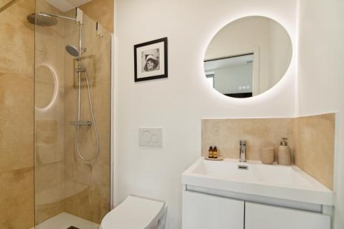 une salle de bain avec une douche, un lavabo et un miroir dans l'établissement Escale Tropézienne 104 Allard 2D, à Saint-Tropez