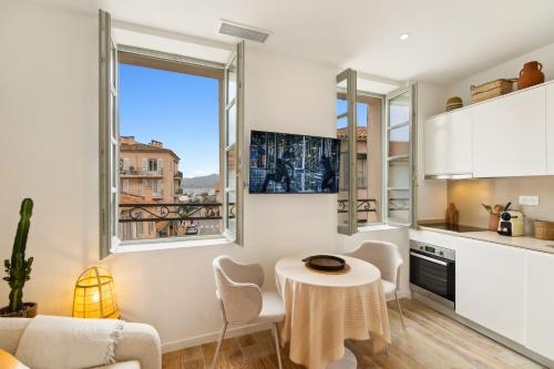 un salon avec une table et une fenêtre dans l'établissement Escale Tropézienne 104 Allard 2D, à Saint-Tropez