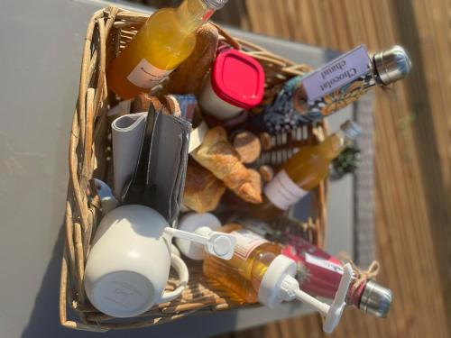 un panier rempli de différents types de bouteilles dans l'établissement Bulle SPA Paysanne, à Jarcieu