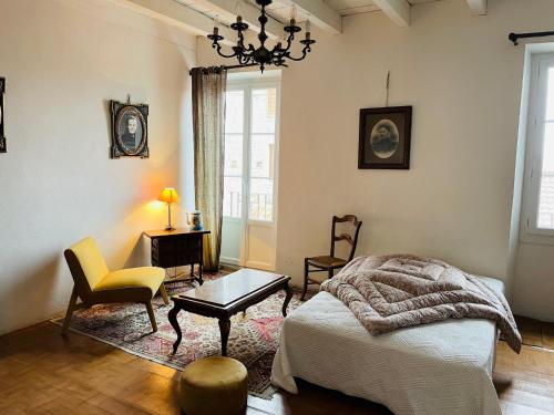 une chambre avec un lit, une table et des chaises dans l'établissement Grande Maison de village ZONZA, à Zonza