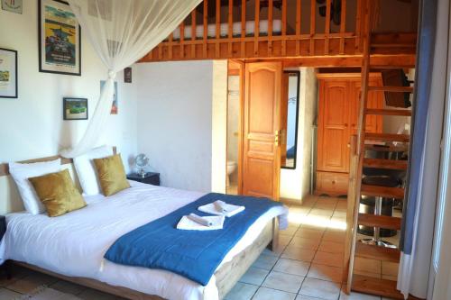 une chambre avec un lit superposé avec une échelle dans l'établissement La rose des vents, à Néoules
