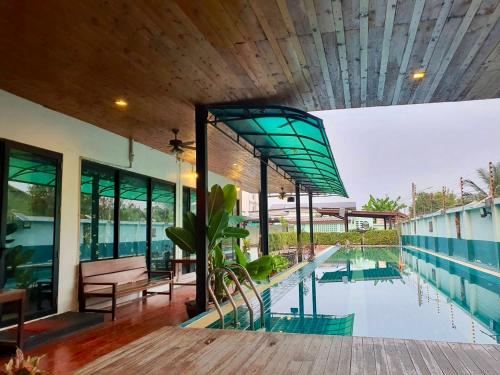 Ban Wat Pho Thongにあるpoolvilla Pathumthaniの天井のスイミングプール付きの家