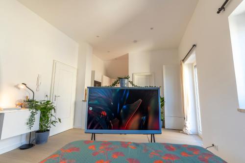 a tv sitting on a stand in a room at Boutique Apartment in Freising, nahe München und Flughafen München in Freising