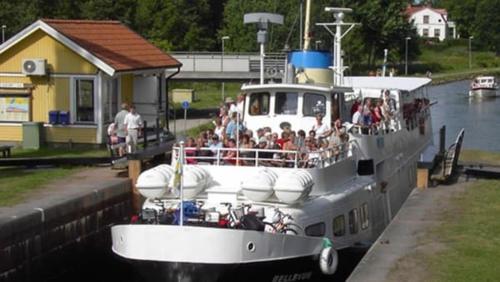 a group of people on a boat in the water at Apartment Gasstorp Wifi in Hova