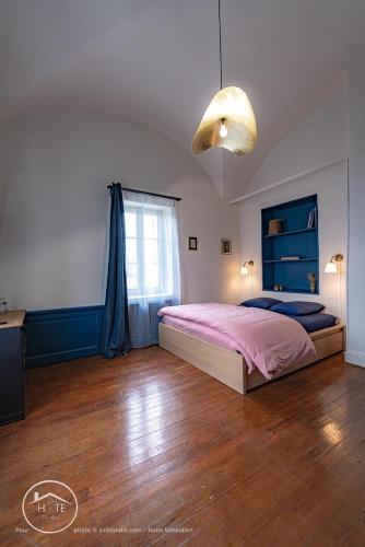 une chambre avec un grand lit et une fenêtre dans l'établissement Romantic Suite Bellevue et Parking, à Chambéry