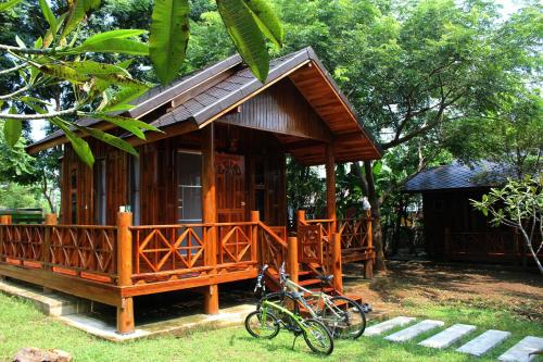 a house with two bikes parked in front of it at Sichang My home in Ko Si Chang