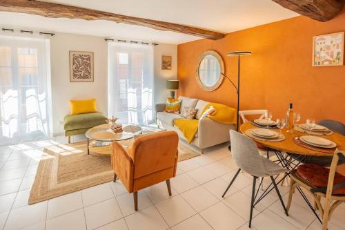 un salon avec une table et un canapé dans l'établissement City Center Apartment air-conditioned parking, à Sainte-Maxime