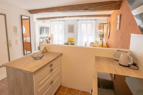 une cuisine avec un comptoir et un évier dans une pièce dans l'établissement City Center Apartment air-conditioned parking, à Sainte-Maxime