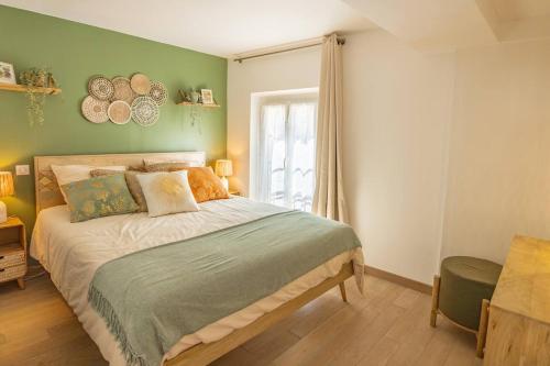 une chambre avec un lit et un mur végétal dans l'établissement City Center Apartment air-conditioned parking, à Sainte-Maxime