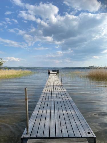 グレンナにあるSmålandsgårdenの水中の木造桟橋