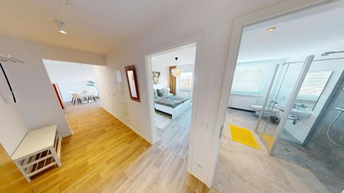 a living room with a view of a bedroom at Wohnen ohne Hindernisse, nur 170m bis zur Haltestelle der Linie 5, WLAN in Chemnitz