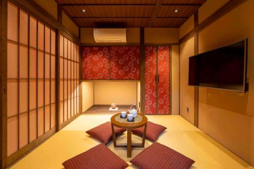 TV a/nebo společenská místnost v ubytování Kagabi Machiya House