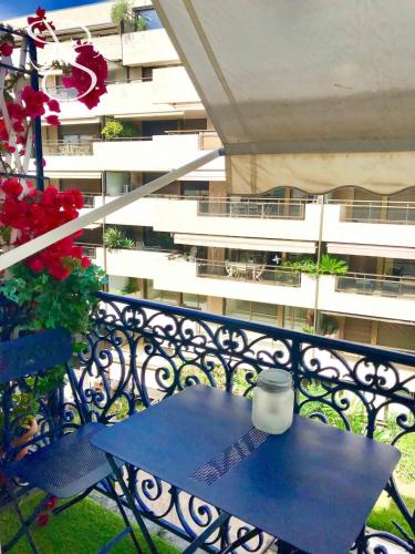une table bleue sur un balcon avec un bâtiment dans l'établissement Cannes - Modern balcony flat perfect location, à Cannes