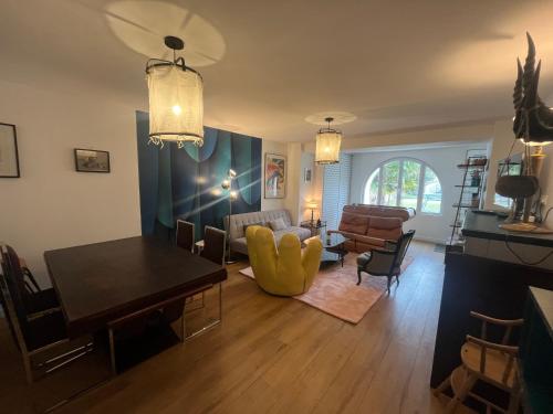 un salon avec une table et une salle à manger dans l'établissement Proche grotte de Matata, à Meschers-sur-Gironde
