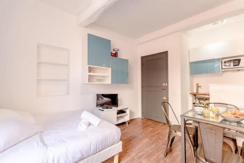 un salon avec un canapé blanc et une table dans l'établissement Le Portalet l Near the Port l Shellter Rentals, à Saint-Tropez