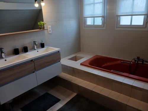 O baie la Maison familiale avec piscine