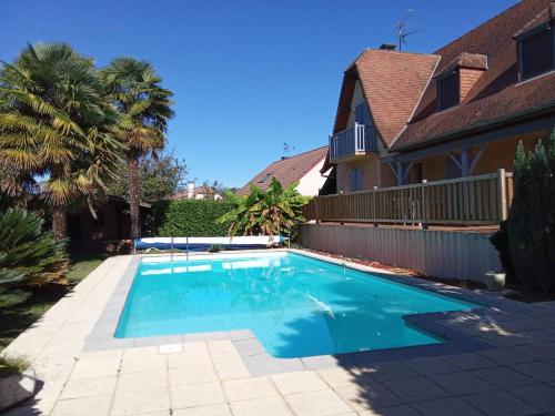 Piscina de la sau aproape de Maison familiale avec piscine