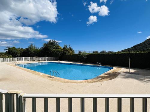 une piscine dans une cour clôturée dans l'établissement Studio with a shared pool near the beaches and golf course and the Chateau de La Napoule - 2244, à Mandelieu-la-Napoule