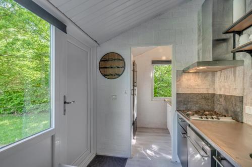 Kuchyň nebo kuchyňský kout v ubytování Bungalowpark Simpelveld - Castra 33